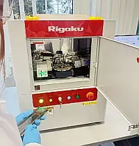 Laborger&auml;t wird mit Proben best&uuml;ckt